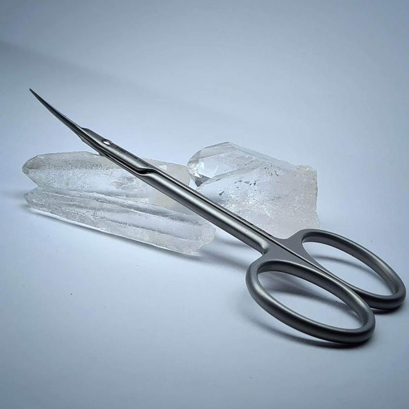 THE QUARTZ CUTICLE SCISSORS